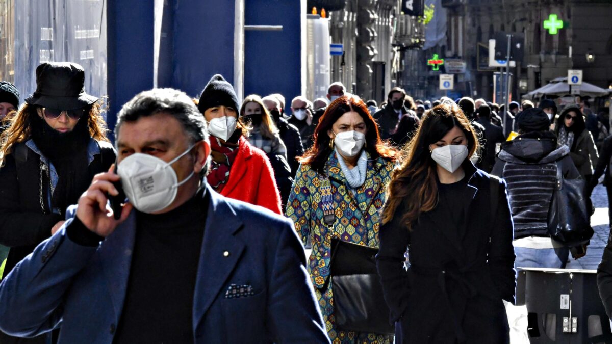 Il mondo si getta già il Covid alle spalle. L’Italia non sa levarsi le mascherine