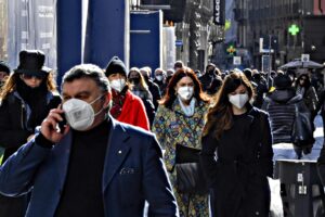 Il mondo si getta già il Covid alle spalle. L’Italia non sa levarsi le mascherine