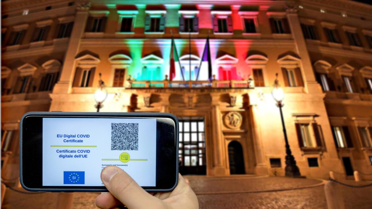 In Aula solo i sì vax: la democrazia è malata