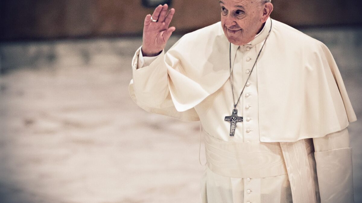 Francesco si libera dal miele di Fazio e spara sull’eutanasia. Imbarazzo cattodem