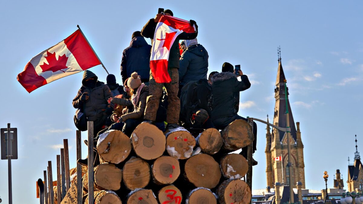 Trudeau fa il duro contro i camionisti. L’assedio resiste, ma il suo partito no