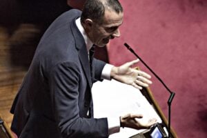 Emendamenti leghisti: il governo va sotto. «Archiviare pass e stato d’emergenza»