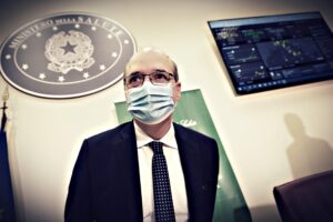 Effetti avversi dei vaccini: l’ente europeo smentisce Aifa