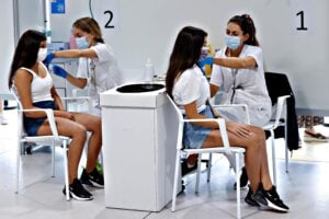 Il vaccino modifica il ciclo? L’Aifa dorme