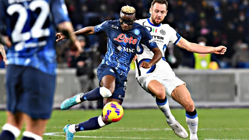 L’Inter sbanda ma resta in pista. Pari a Napoli e primato mantenuto
