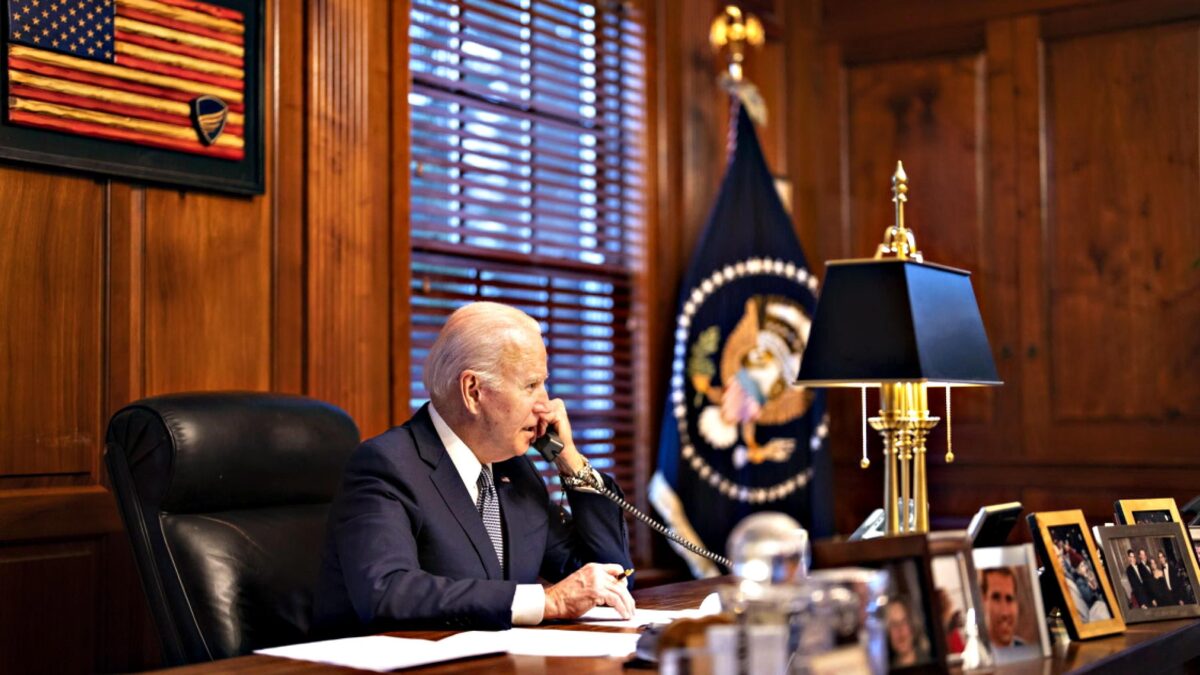 Biden cerca di fare il duro con Putin: la Nato reagirà. Voci: mercoledì l’invasione