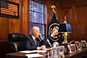 Biden cerca di fare il duro con Putin: la Nato reagirà. Voci: mercoledì l’invasione