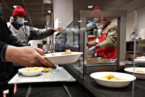 Per i poveri niente mensa senza la puntura