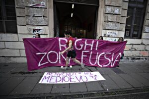 Subite di tutto e protestate per l’ombelico?