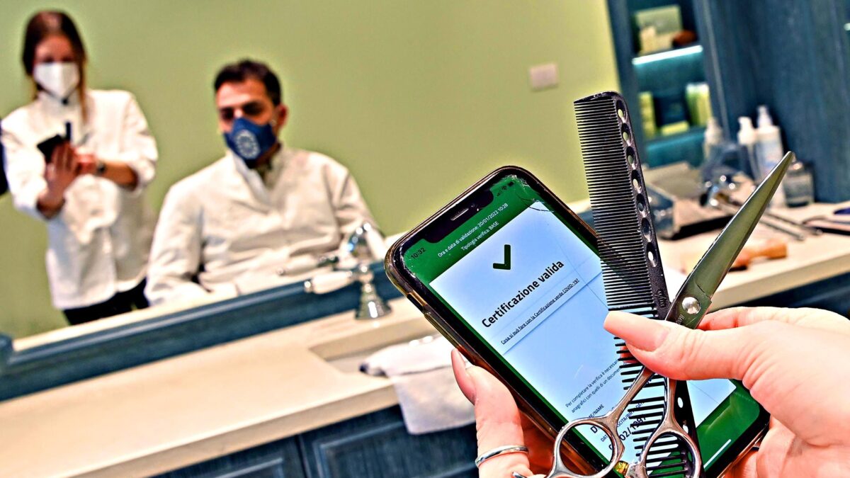 Fingono di abolire il lasciapassare per prorogare l’obbligo agli over 50