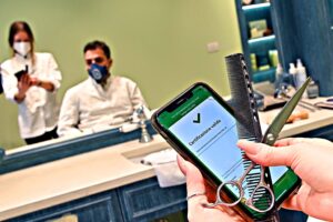 Fingono di abolire il lasciapassare per prorogare l’obbligo agli over 50