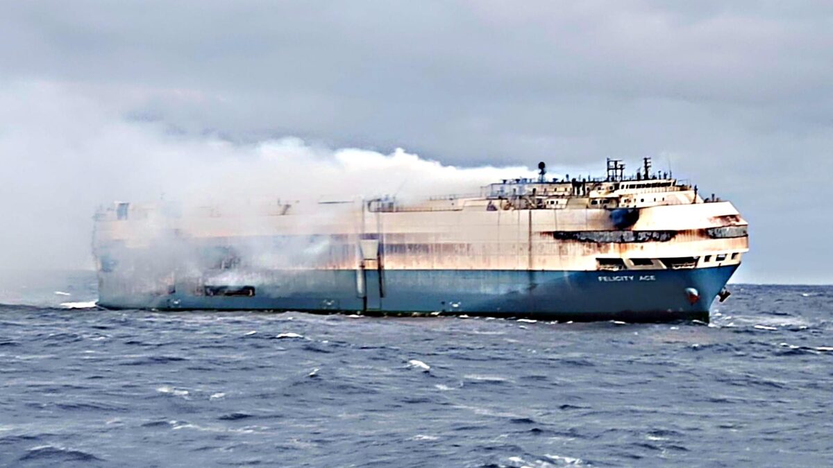 Non solo inquinano, le batterie elettriche mandano a fuoco anche i mercantili