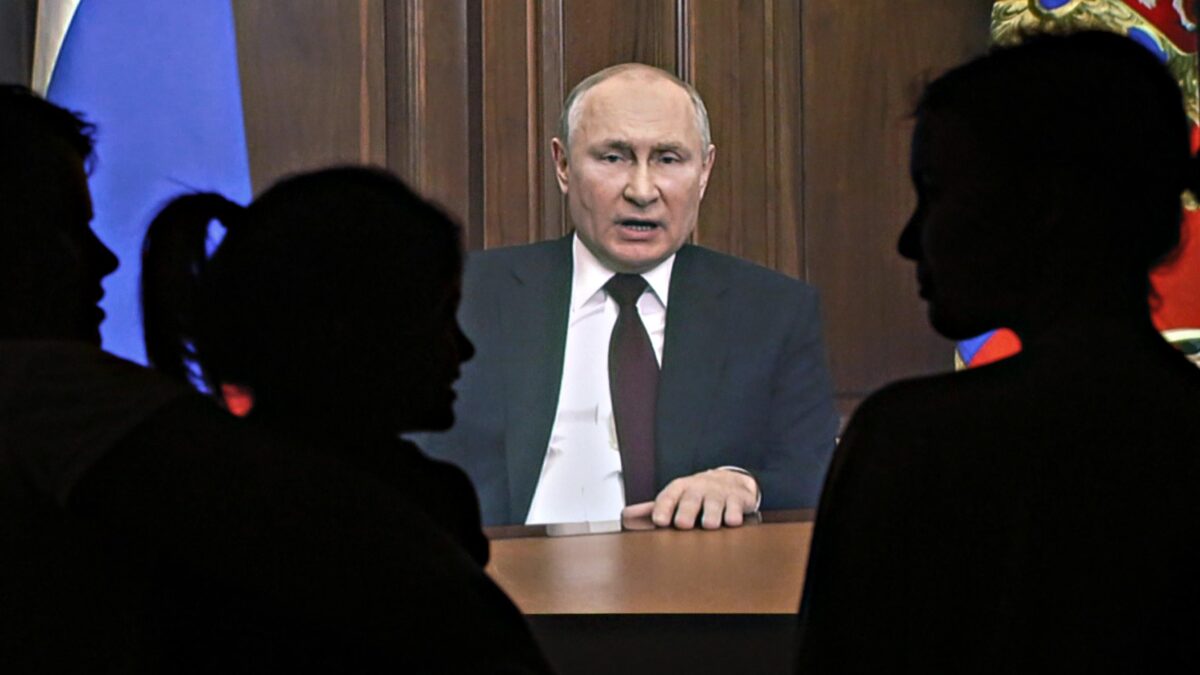 Putin non si ferma e sfida l’Occidente: «Riconosco il Donbass indipendente»