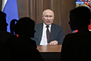 Putin non si ferma e sfida l’Occidente: «Riconosco il Donbass indipendente»