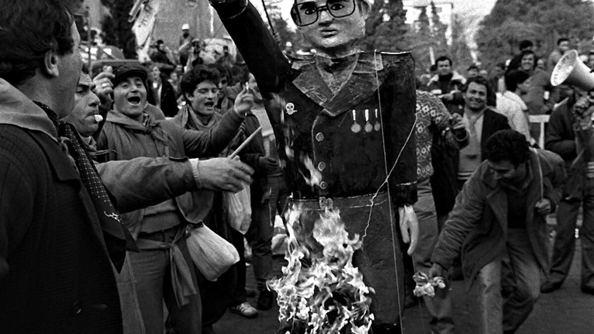Anche dopo 30 anni la classe dirigente continua a impegnarsi per farsi odiare