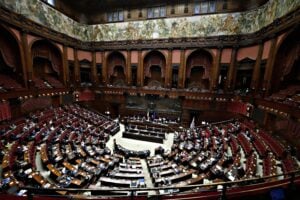 Per schivare i blitz sul green pass Draghi s’aggrappa a un’altra fiducia