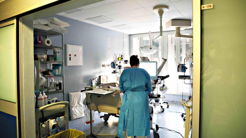Vaccinarla è più rischioso del Covid. Ma l’Asl non esenta la dipendente