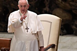 L’ultima chance dell’Occidente: il Papa mediatore. «Fermate le bombe»