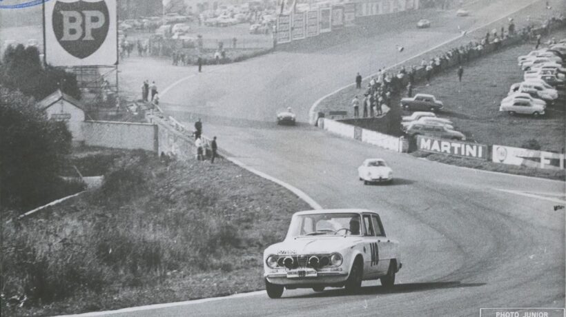 Una 1600 TI Super in gara al Tour de France 1963 (Centro Documentazione Alfa Romeo-Arese)