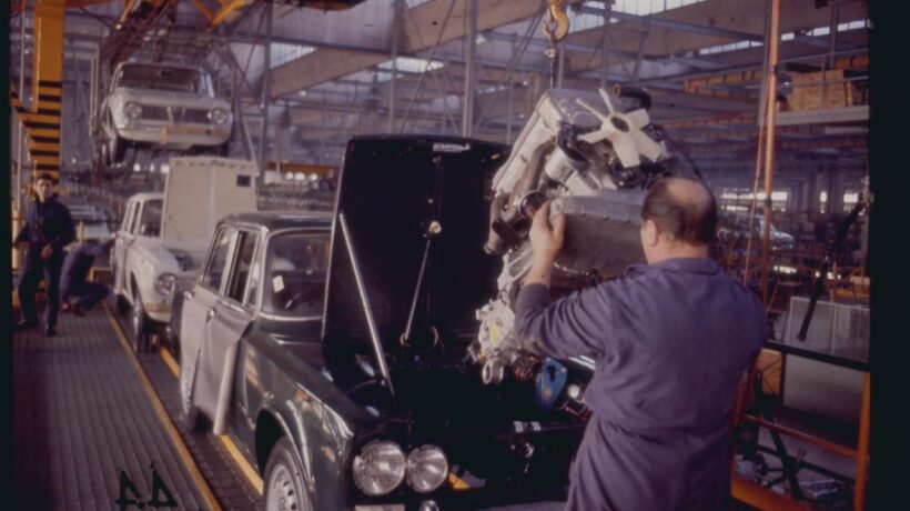 Produzione della Giulia nello stabilimento di Arese (Centro Documentazione Alfa Romeo-Arese)