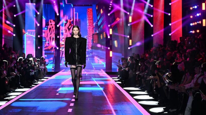 Reggicalze e trasparenze: la lingerie conquista la moda