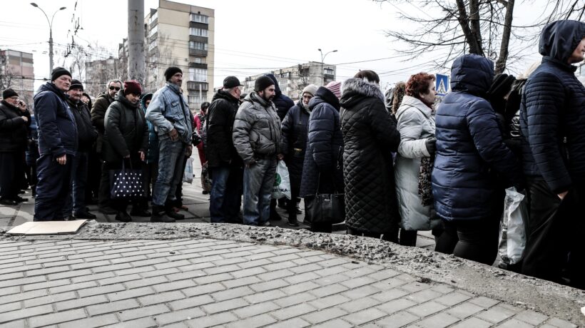 A Kiev arrivano i bombardamenti e le prime file per recuperare viveri