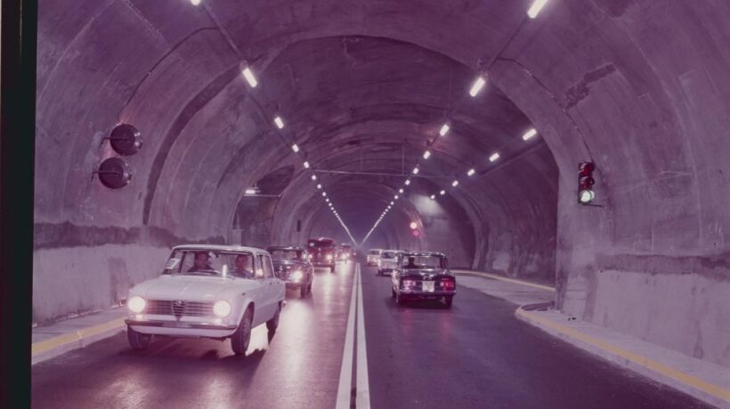 In primo piano una 1300 TI, caratterizzata dai proiettori singoli (Centro Documentazione Alfa Romeo-Arese)