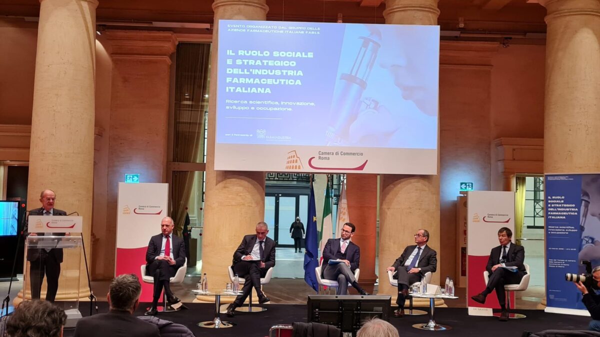 Costa: «Dobbiamo diventare autonomi nel settore farmaceutico, non solo nella produzione»