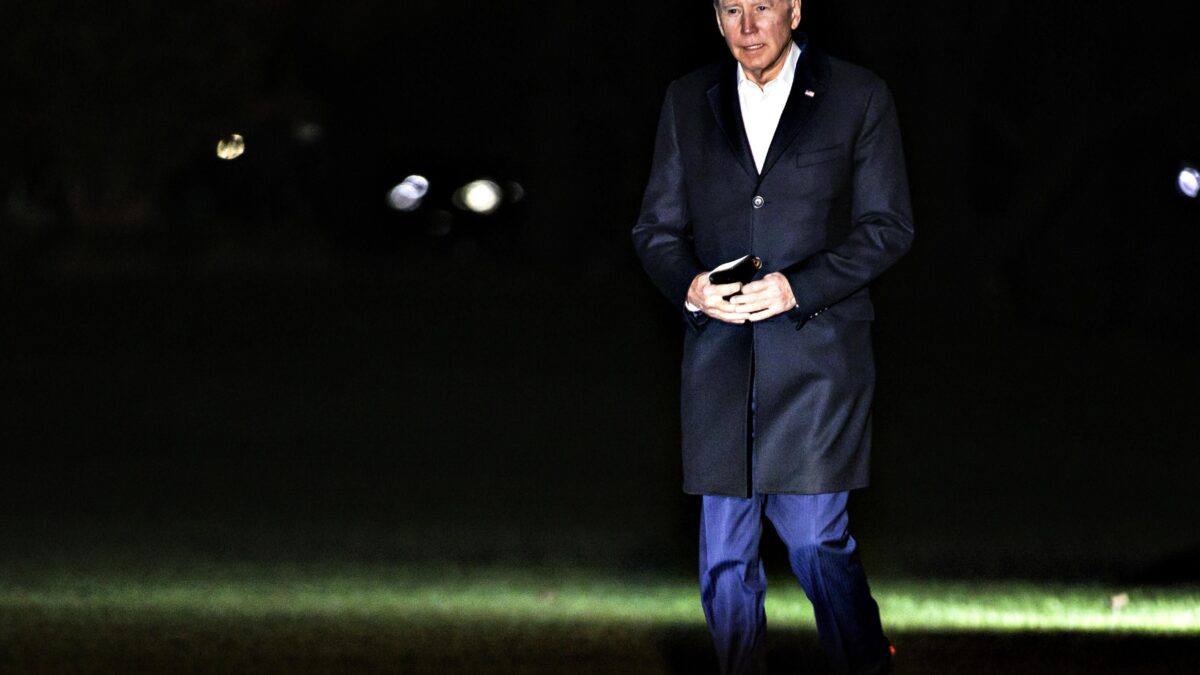 Per gli americani Biden è inadeguato. Il presidente ha bisogno di badanti