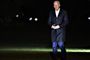 Per gli americani Biden è inadeguato. Il presidente ha bisogno di badanti