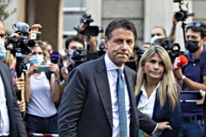 Armi, da Draghi ultimatum a Conte: «O si rispettano gli impegni o a casa»
