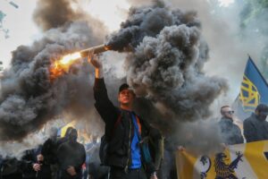 Adesso nel gruppo «Repubblica» si sono inventati i nazisti «perbene»
