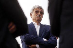 E dentro il vino di D’Alema spuntano i mediatori di armi