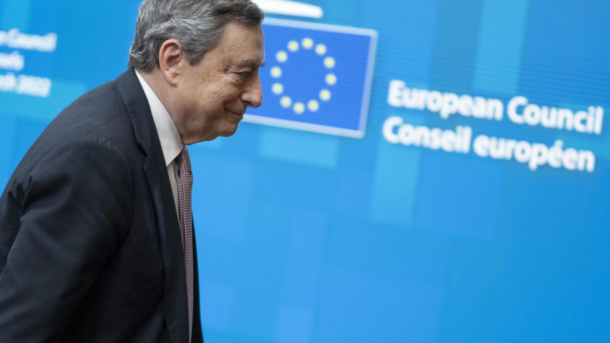 Draghi fa a cazzotti con i numeri. Poi annuncia: «Parlerò con Putin»
