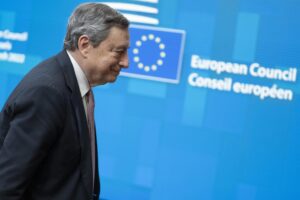 Draghi fa a cazzotti con i numeri. Poi annuncia: «Parlerò con Putin»