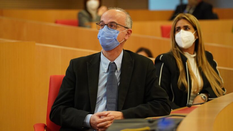 Lopalco: «Arrivi ininfluenti sui casi». Ma per i portuali si urlava ai focolai