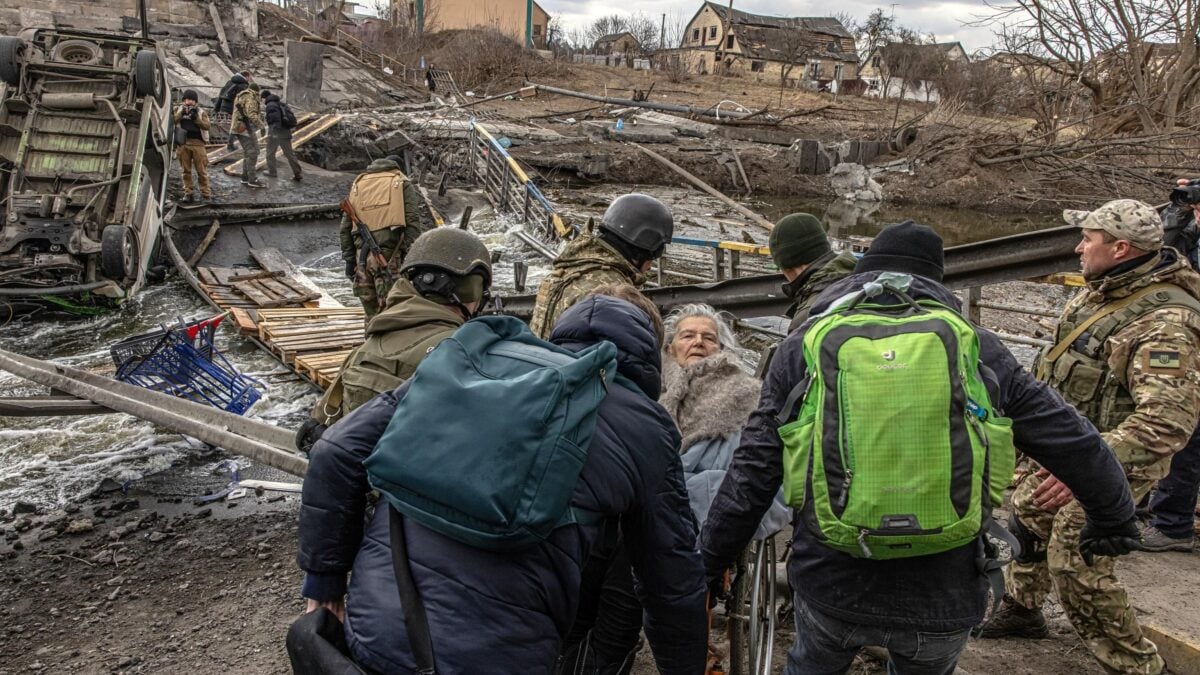 «I russi bombardano i corridoi umanitari». Ma Mosca smentisce