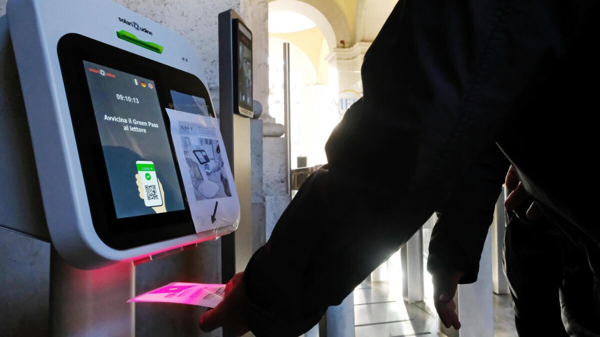 Il rialzo dei casi prova che non serve. Ma tornano i talebani del green pass