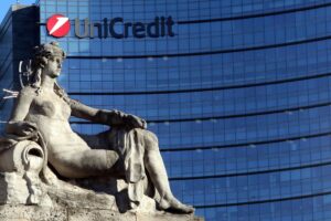 Unicredit studia la ritirata da Mosca. Generali attende per l’ultimo addio
