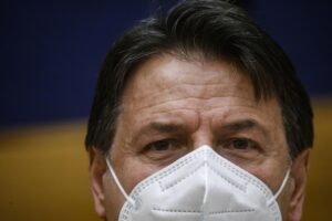 Il Conte dimezzato tenta i grillini: il terzo mandato non è più un tabù