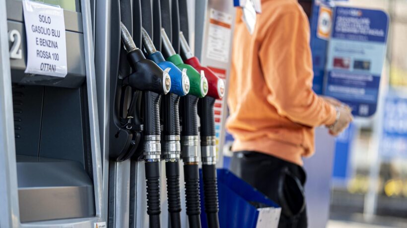 Slitta il decreto per tagliare le accise. I titoli energetici reggono in Borsa