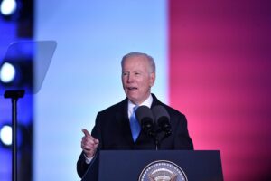 Lo zar dà una scadenza alla guerra ma Biden cerca la rissa: «Macellaio»