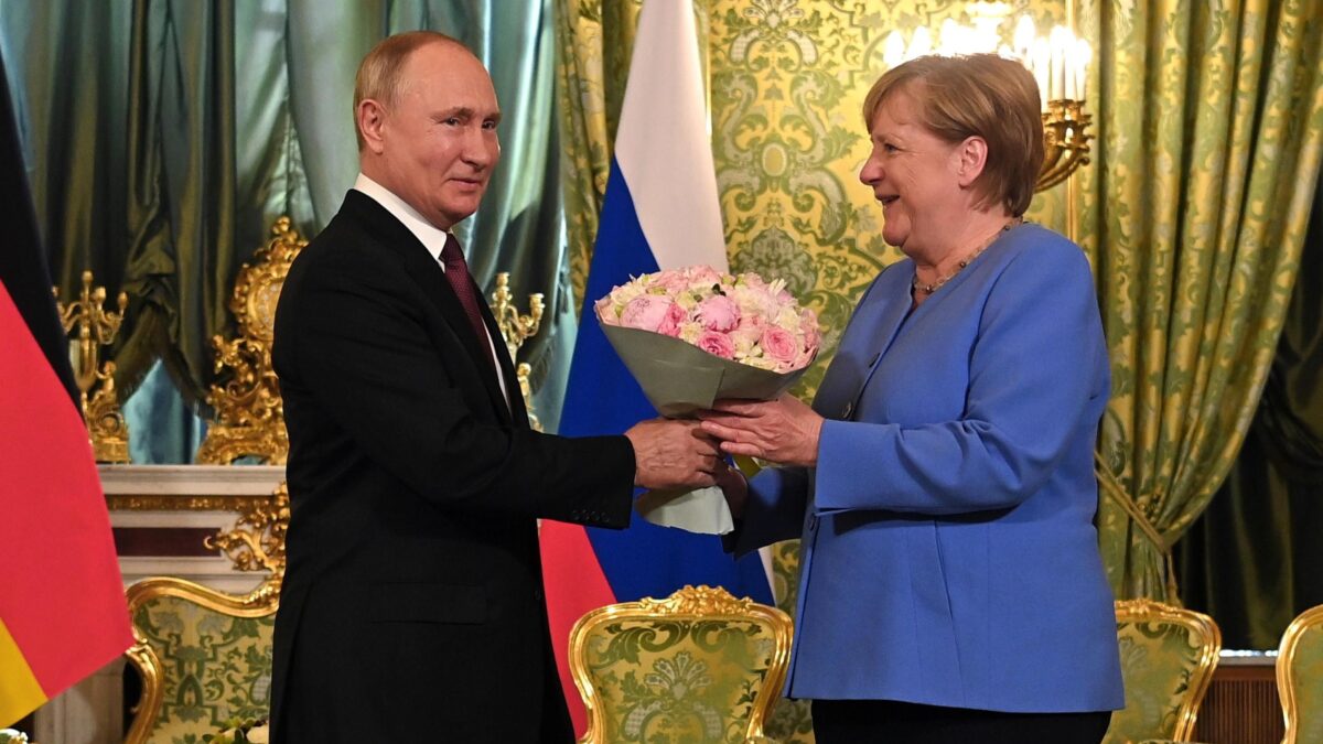 Arriva il contrordine sulla Merkel. Da statista passa a vassalla di Putin