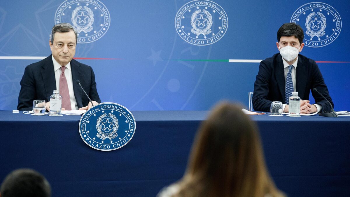 «Il pass è stato un successo». Draghi si loda e s’imbroda anche se è l’ultimo a riaprire