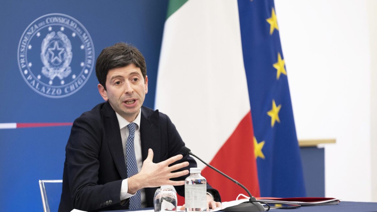 Il capolavoro di Speranza. Il green pass resta, i medici no