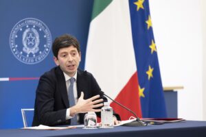 Il capolavoro di Speranza. Il green pass resta, i medici no