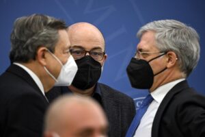 Tagliare le accise imponendo tasse sugli extraprofitti è il vero populismo