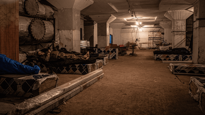 Nei bunker di Kiev ora la guerra si sente e i civili si armano