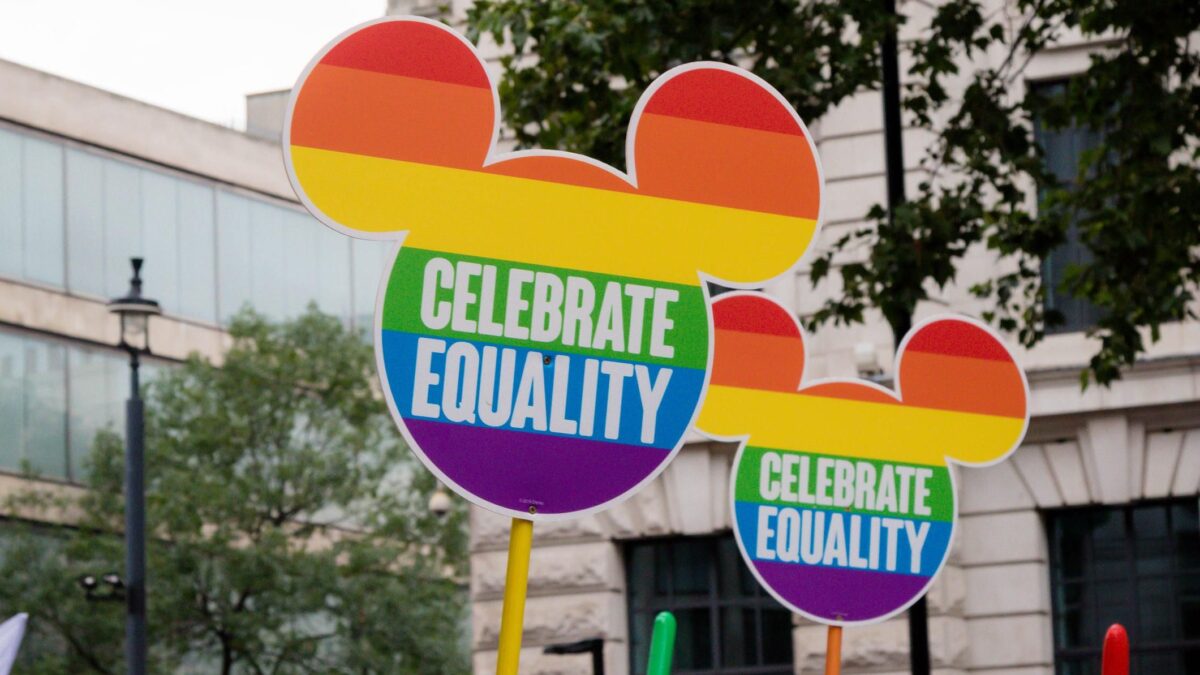 La fabbrica dei sogni lavora solo per i gay. Disney toglie i generi dai suoi parchi giochi