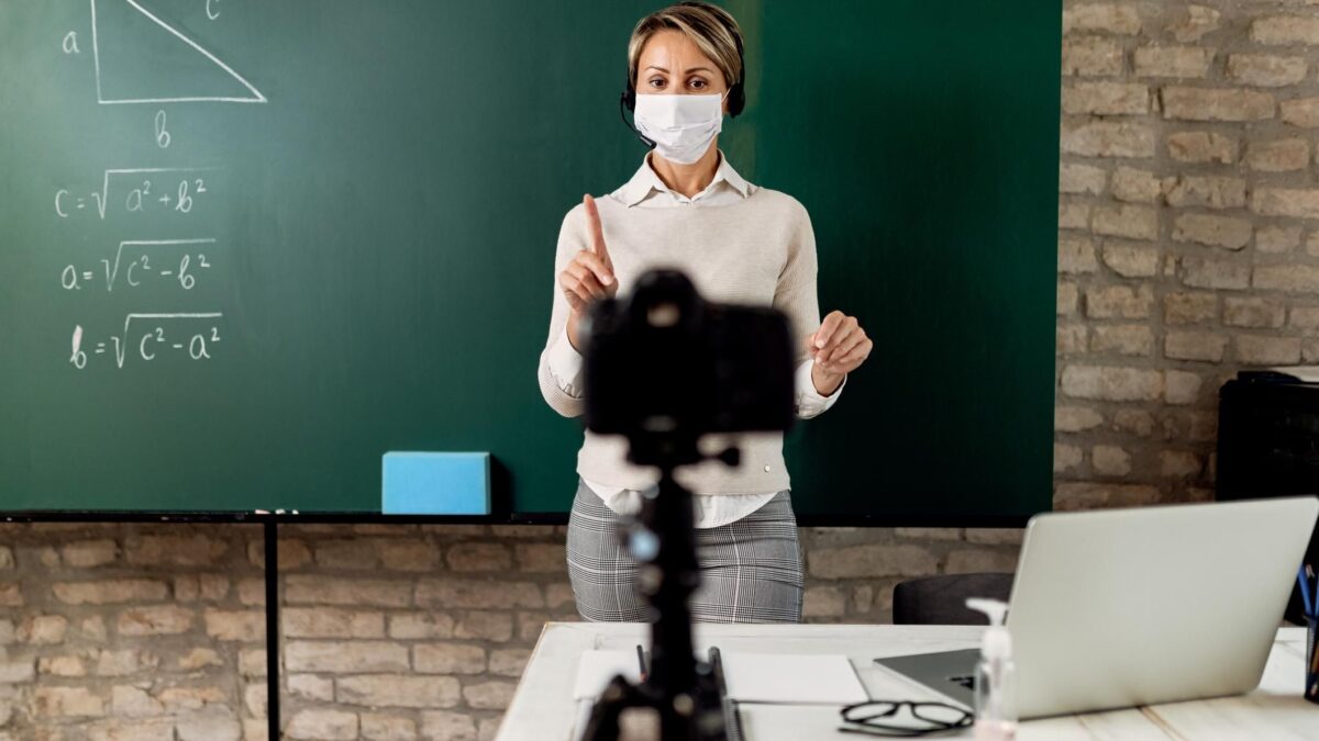 Saccheggiati i fondi per l’istruzione per pagare i sostituti dei prof no vax